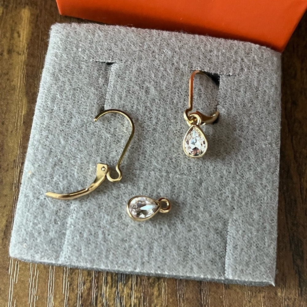 Yanbal Gold Teardrop Crystal Earrings NWT - Picture 7 of 7